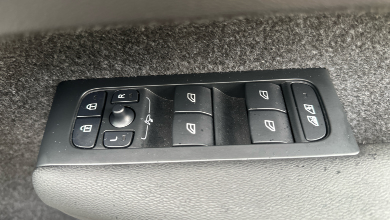 Volvo XC40 2.0 B4P Plus Dark 5dr Auto Petrol Estate